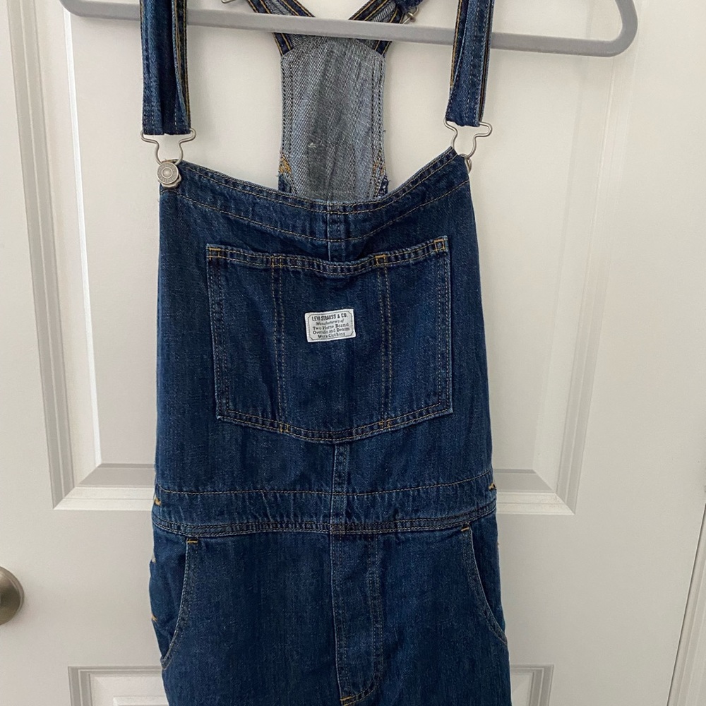 Levi overall shorts. Sz. Medium